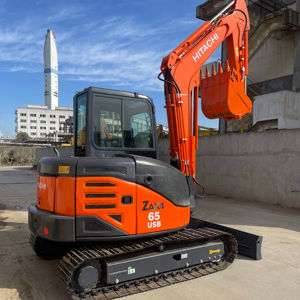 Excavatrice sur chenilles Hitachi Zx65usb d'occasion, modèle japonais, poids de 6,5 tonnes, capacité de la benne de 0,3 m3, moteur de pompe - Product Image 1