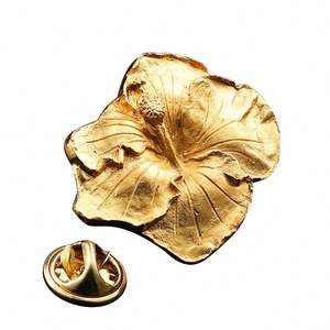 Badges personnalisés de haute qualité en métal laiton moderne, au design unique, avec logo en émail souple gaufré, pour la mode - Product Image 1