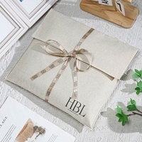Sac enveloppe personnalisé en toile de jute avec doublure en satin et ruban, sac cadeau écologique en jute et lin, pochette d'emballage pour vêtements