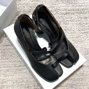 Nouvelles Tendances Sandales Femme à Bout Fendu Style Designer Été Talons Bas Ronds à Double Bride - Product Image 2