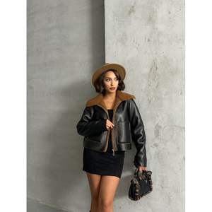 Chaqueta Reversible con Cremallera al por Mayor, Ligera, de Cuero Sintético (Piel de Cordero/Oveja), con Logotipo Personalizado, Adornada con Flecos y Perlas Acolchadas - Product Image 3