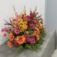 Chemin de table de mariage en soie rose chaud et orange, fleurs de soie avec des feuilles vertes pour les arrangements de l'allée, décoration