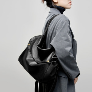 กระเป๋าโท้ทหนังแท้ทรงหลวม สายสะพายถอดได้ หนังลายเม็ดนุ่ม ใช้ได้ทั้งทำงาน เดินทาง สะพายไหล่ สะพายข้าง หรือถือได้ ใช้ได้ทุกวัน - Product Image 3