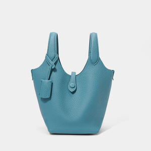 กระเป๋าสะพายข้างแฟชั่นลำลองสำหรับผู้หญิง ดีไซน์เฉพาะตัว หนังวัวแท้ชั้นบนสุด หูหิ้วแบบถัง บุโพลีเอสเตอร์นุ่ม J - Product Image 1