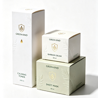 Caja de cartón para el cuidado de la piel, hecha de papel cartulina blanco con impresión de ilustraciones personalizadas, revestimiento mate y decoración con logotipo en lámina.