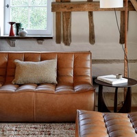 Minimalistisches Ecksofa aus Kunstleder mit quadratischen Ecken, modular, wandelbar, getuftet, Holzbeine, Wohnzimmermöbel