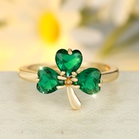 Anneaux de goujon de conception de trèfle à trois feuilles simples et élégants frais bijoux en laiton avec incrustation de perles d'or nouveau Style raffiné à la mode