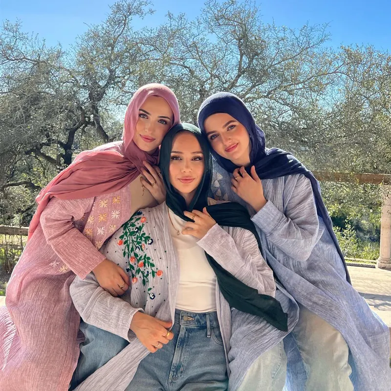 Toptan 2024 sıcak satış bayanlar müslüman viskon modal başörtüsü yüksek kalite zarif hemming zanaat düz kadın pamuk şal başörtüsü