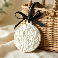 Diffuseur d'huiles essentielles en porcelaine en forme de fleur pour la maison, désodorisant suspendu en céramique parfumée pour armoire et voiture, assainisseur d'air en plâtre