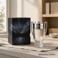 Flacon de parfum vide personnalisé en verre, design coupe-trophée 30 ml avec bouchon nervuré argenté et poignées en forme d'ailes, atomiseur rechargeable en gros