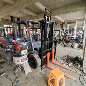Offre Spéciale – Chariot Élévateur Mini Toyota d'Occasion à Prix Abordable, 3 Tonnes, Hauteur de Levage 4,5m, Moteur d'Origine, Bon État, Années 2018-2023 - Product Image 3