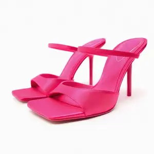 Vendeur de chaussures à la mode en Chine sandales confortables diapositives talons carrés d'été à bout ouvert pour dames