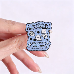 Spilla in smalto professionale a forma di gatto da ufficio, con cornice ondulata azzurra, slogan 'Business Kitty <span class=keywords><strong>Meow</strong></span> Feed Me', per decorazione zaino - Product Image 2