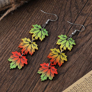 Pendientes de gota de madera hipoalergénicos chapados en plata respetuosos con el medio ambiente, diseño de hoja de arce de Otoño de doble cara a la moda para mujer - Product Image 3