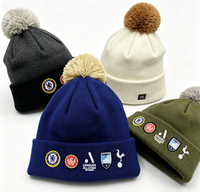 Casquette en tricot à pompon avec patchs brodés Multi Sports Club, polyvalente, chaude et douce, unisexe, 100% acrylique, pour les voyages en plein air