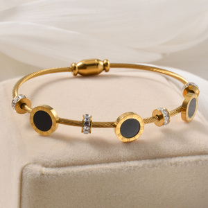 Bracelet magnétique premium en acier inoxydable doré poli, double coque, cadran torsadé, perles carrées en zircon, anti-rayures - Product Image 3