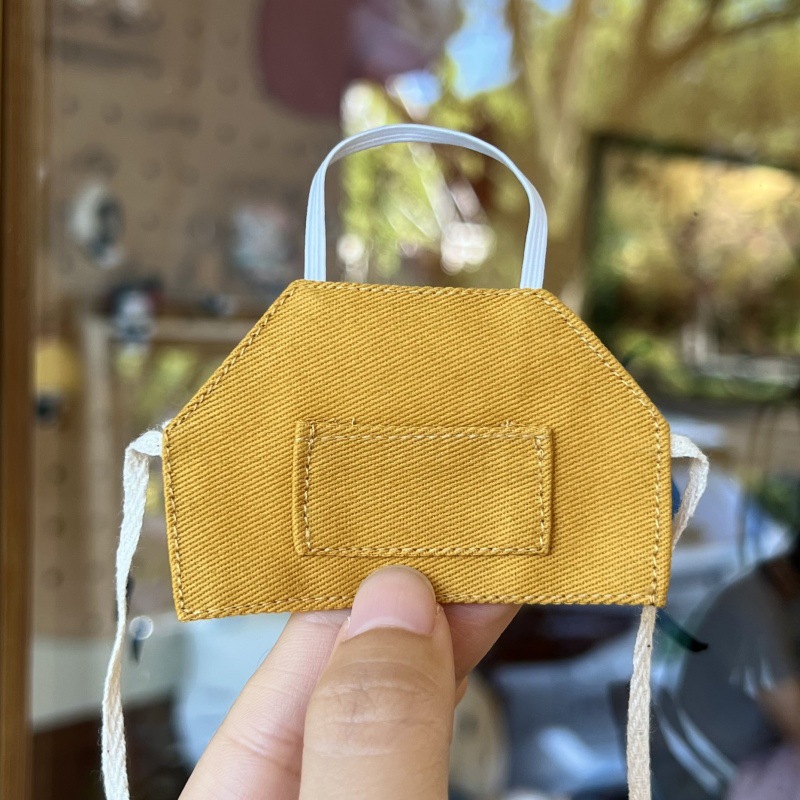 Delantal amarillo con bolsillo