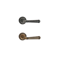 Surface de porte de villa de style européen traitée avec une poignée de porte à levier en alliage de zinc en fer antique