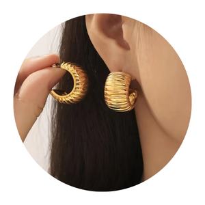 Pendientes de Aro Modernos y Minimalistas de Acero Inoxidable con Baño de Oro de 18K, Textura Gruesa, Forma de CC, para Mujer - Product Image 1