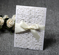 Carte d'invitation à motif floral laser bleu marine avec nœuds en ruban