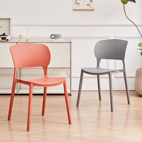 Chaise de salle à manger en plastique empilable avec dossier confortable pour les banquets de mariage, les fêtes, la maison, le bureau et la salle de sport