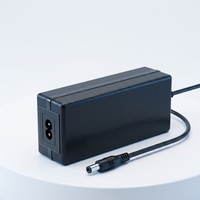 Vente directe fabricant – Adaptateur secteur CC 32W 8V4A avec OTP/OVP, faible ondulation, certifié FCC/CE, câble rétractable pour