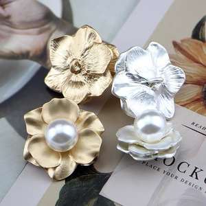 Fabricante nuevo perla flor Metal piel abrigo moda hebilla decorativa venta al por mayor botones especiales - Product Image 1