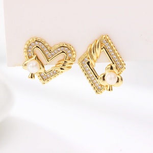 Boucles d'oreilles clous en forme de cœur en cristal avec zircon, plaqué or laiton et perle, pour mariage ou cadeaux - Vente en gros de bijoux de mode - Product Image 4