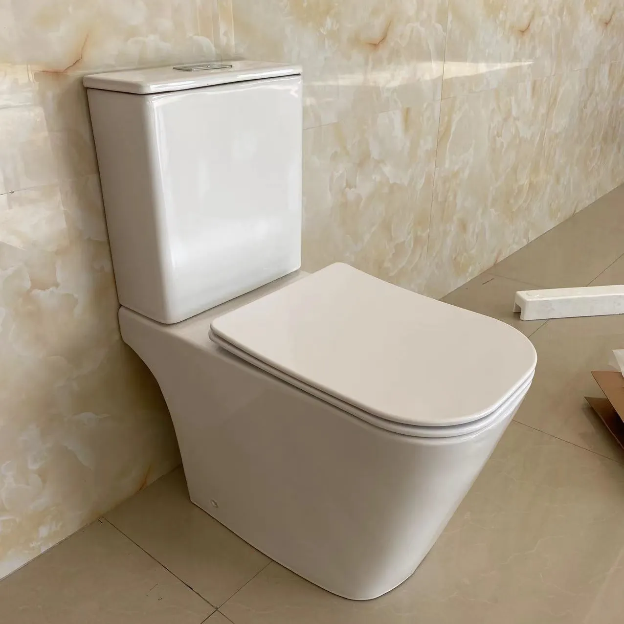 Toilet Tanpa Bingkai Flush Ganda Keramik Kamar Mandi Dua Bagian