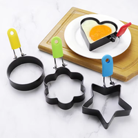 Lot de 4 moules à œufs antiadhésifs avec poignée, formes cœur, fleur, étoile et ronde pour le petit-déjeuner et la cuisson