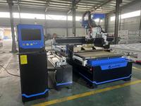 Máquina de tallado de fabricación de muebles de madera enrutador CNC ATC de 4 ejes con sierra balde