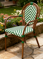 Chaise d'extérieur commerciale verte en rotin synthétique et bambou à dossier incurvé empilable