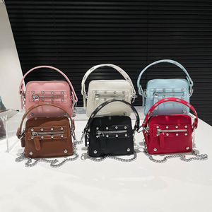 Retro Punk Nietenverzierte Y2K Influencer-Style Mini Reißverschluss-Tasche mit Mehreren Fächern Tragbare Halskette Umhängetasche Geldbörse - Product Image 1