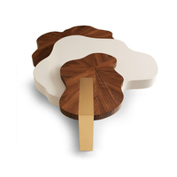 Table basse artistique multicouche en bois organique avec incrustation radiale en noyer et accents en bois