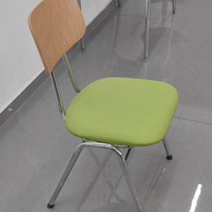 Silla de Oficina Minimalista con Patas de Metal Cromado, Asiento de Tela PU, Diseño Apilable - Product Image 3