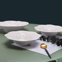 Assiette en céramique à motifs de feuilles et de fruits en relief, plat de service sculpté blanc pour desserts, apéritifs, décoration intérieure et cadeaux