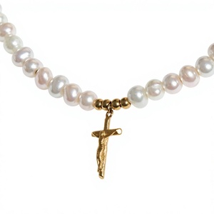 Collier avec pendentif croix en perles, chaîne de type choker dorée pour femmes, cadeau de fête - Product Image 4