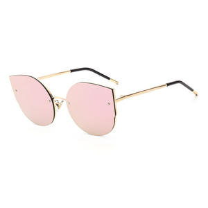 Gafas de Sol de Ojo de Gato para Mujer Qianai, Montura Dorada, UV400, Diseño Irregular, Ligeras, Modernas - Product Image 4