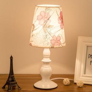 Lampe de table moderne minimaliste européenne créative pour chambre à coucher, lumière de nuit élégante et confortable à intensité variable pour l'allaitement, cadeau pour séjour à domicile - Product Image 5