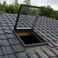 Puits de lumière en bois isolé avec revêtement en aluminium, cadre en alliage d'aluminium, ouverture automatique, design moderne pour l'éclairage naturel des greniers de villas