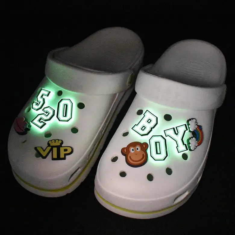 A-Z populaire en PVC à la mode 26 lettres brillent avec une lumière fascinante pour la lueur du bloc, bloc dans les chaussures sombres qui brillent avec charme Gibz