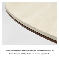 Table à manger minimaliste moderne en pierre frittée avec structure en bois massif et design veiné travertin pour hôtels, villas et petits appartements