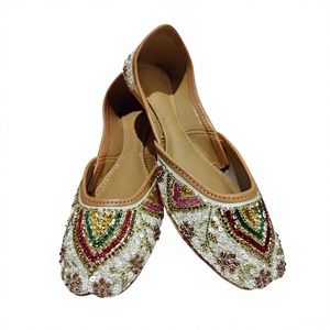 BS INTERNATIONAL Chaussures fantaisie tendance en cuir véritable faites à la main de style traditionnel pour femmes, très confortables, imprimé léopard - Product Image 2