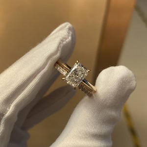 Anello Nuziale Classico Personalizzato <span class=keywords><strong>con</strong></span> Diamante Coltivato <span class=keywords><strong>in</strong></span> Laboratorio Taglio Radiant Certificato IGI 14k/18k <span class=keywords><strong>Oro</strong></span> D/E/F/VVS VS VVS e <span class=keywords><strong>Pietre</strong></span> Laterali Incastonate - Product Image 2