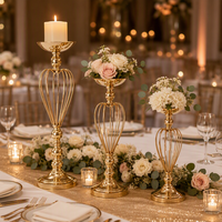 Chandelier doré de style européen avec design Cœur, Trophée et Couronne, également pot de fleurs de table et marqueur d'allée pour la décoration de mariage et de fête