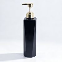 Bouteille pompe PET 550 ml avec tête de pompe dorée, contenant élégant et angulaire pour shampoing et gel douche, emballage personnalisé OEM
