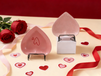 Plateau à bagues en céramique de style européen, rose romantique, motif cœur, design rouge en relief, glaçure mouchetée, plat de mariage