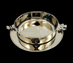 Assiette de service ronde en argent avec poignées papillon, métal poli, design classique pour les occasions de mariage - Product Image 1