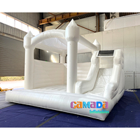 Château gonflable commercial blanc à louer pour fêtes, avec toboggan, toit et crochets pour suspendre des ballons