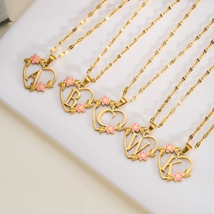 Collana iniziale in acciaio al titanio da donna in acciaio placcato oro 18K con fiore d'amore a 26 lettere - Product Image 1